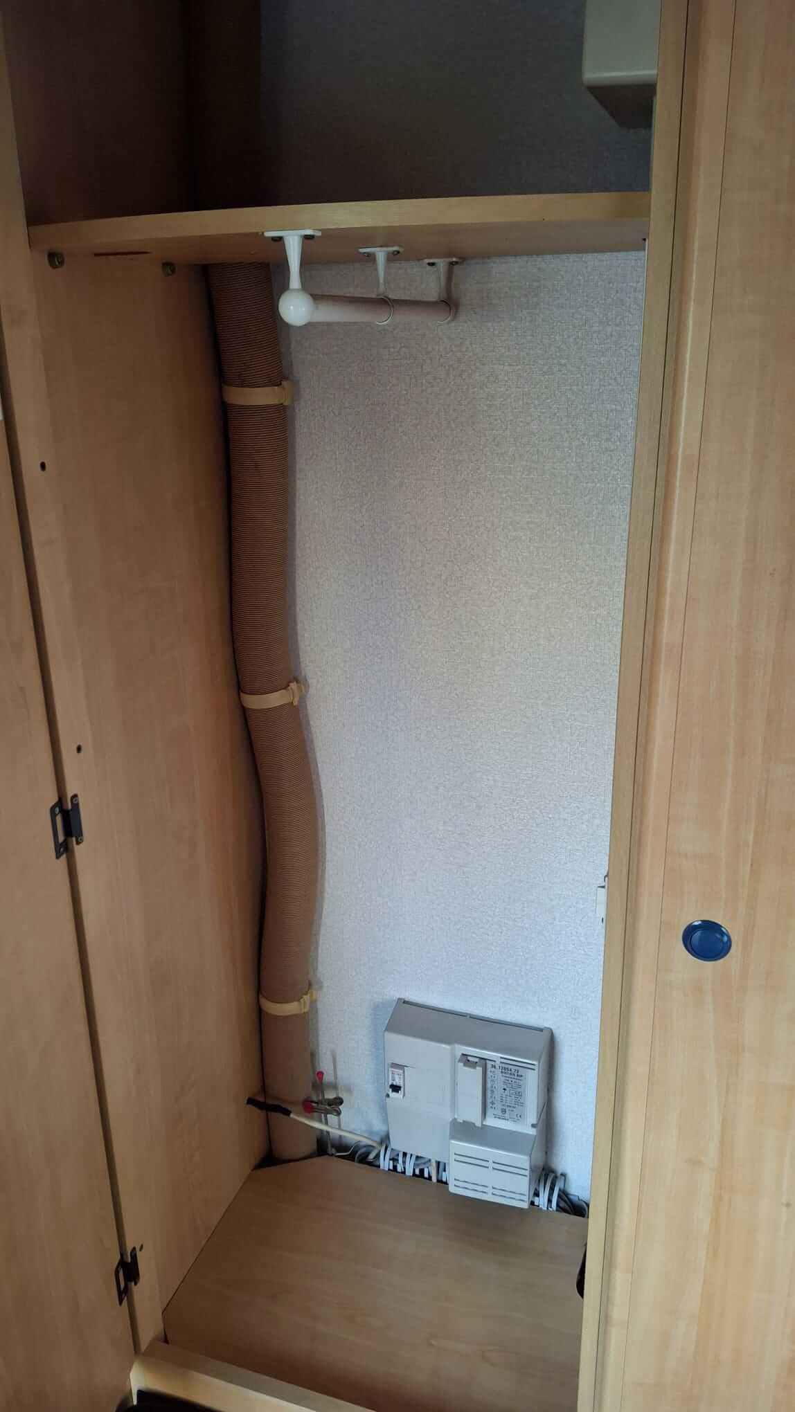 Šatní skříň a elektroinstalace